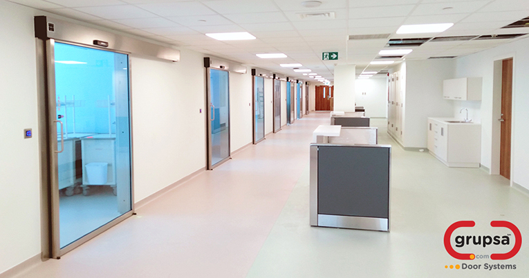 Instalação de portas de correr para unidades de cuidados intensivos